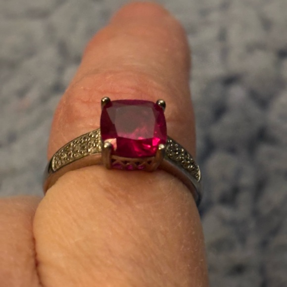 Ruby (Synthetic) with Diamond chips ( genuine) 925 stamped - Picture 3 of 12